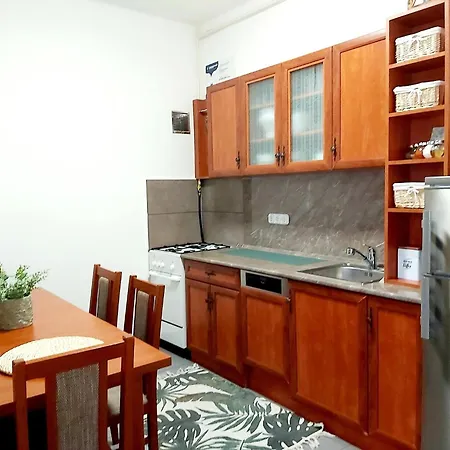 Apartman Léna - *